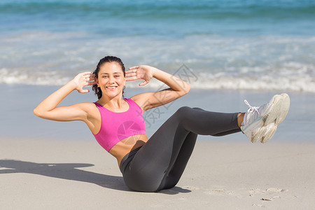 适合在海边健身的女子竞技女士海滩运动服护理调子身体运动闲暇女性背景图片