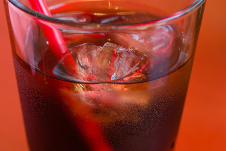 冷可口可乐饮料玻璃稻草苏打杯子背景图片