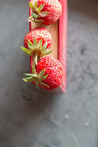 草莓和烹饪书厨房食物红色桌子浆果甜点背景图片