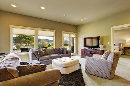 配有地毯和窗户的二级客厅风格家庭财产沙发多媒体室房间房子装饰休息室椅子背景图片