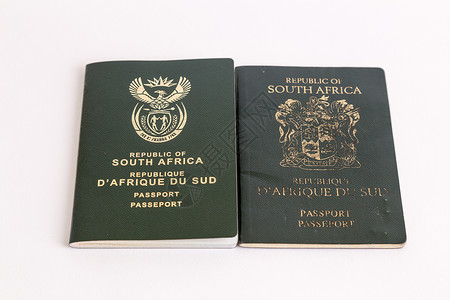白色背景的旧南非护照和新南非护照鉴别国家文档旅行商业旅游身份公民假期移民合法的高清图片素材