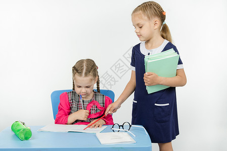 女老师在学生笔记本里发现一个错误高清图片
