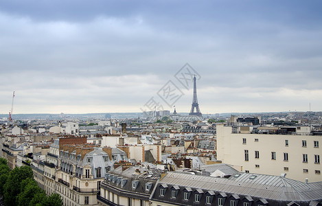 巴黎老佛爷百货巴黎屋顶和Eiffel铁塔的背景背景背景