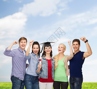 持有文凭的微笑学生群体站立天空帽子正方形蓝色知识快乐教育学校角帽学士朋友们高清图片素材
