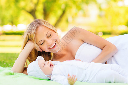 幸福的母亲躺在小宝宝的毯子上公园母性孩子儿子男生女儿婴儿童年女士父母家庭高清图片素材
