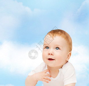 微笑的小宝宝蓝色皮肤女性生活女孩保健男性育儿孤独天空背景图片