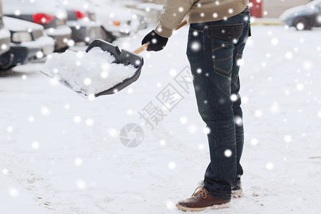 铲子车人在汽车附近用铲子挖雪打扫车辆运输天气工人季节工具男性车道司机背景