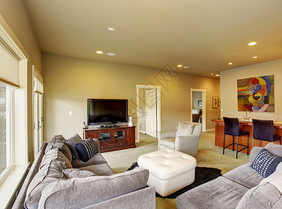 二级客厅 有地毯 酒吧和凳子休息室装饰窗户沙发家具风格多媒体室电视椅子家庭背景图片