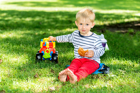 学龄前小男孩玩大玩具车幼儿园高清图片素材