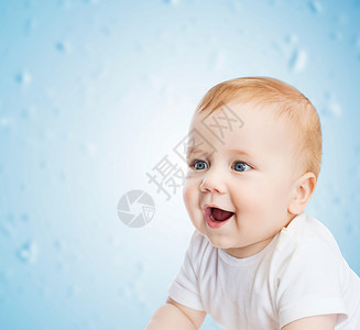 微笑的小宝宝青少年儿子卫生蓝色育儿女儿孩子情感男生生活背景图片