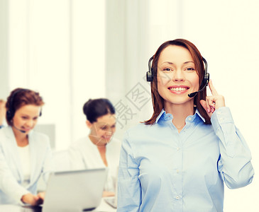 办公室方便女性求助热线接线员顾客接待员团队女孩手机助手耳机微笑聊天代理人会议高清图片素材