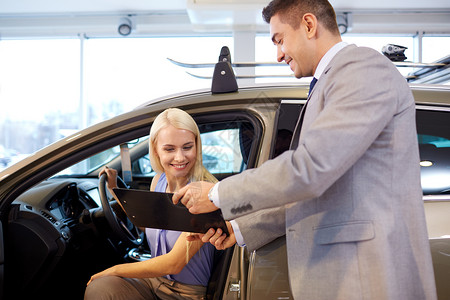 在汽车展或沙龙的汽车经销商快乐拉丁消费者运输测试推销员车辆驾驶服务男人背景图片