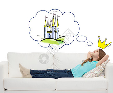斋沙默尔城堡微笑的小女孩躺在沙发上做梦童话女王家具休息快乐长椅女性孩子城堡王国背景