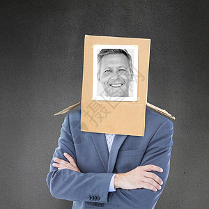 头顶有相片盒的商务人士综合图像盒子快乐房间男人商务灰色双臂计算机照片绘图背景图片