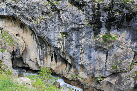 栋高加索山脉的河流流动荒野风景高度爬坡溪流瀑布背景
