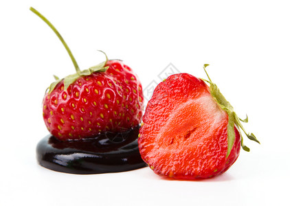 白色背景的草莓和朱古力背景图片
