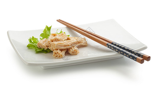 豆腐皮肤盘子筷子白色绿色竹子食物背景图片