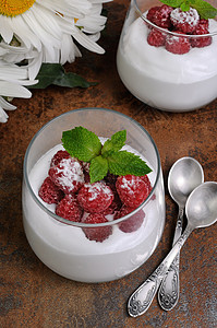甜点加鲜奶油和草莓营养地奶制品玻璃风格桌子午餐装饰休息糖果覆盆子背景图片
