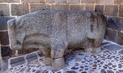 石牛寨西班牙古石牛神像背景
