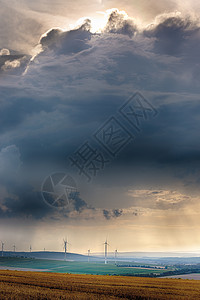 风暴法米拉德国Pfalz Alzey附近有云的风力发电机背景