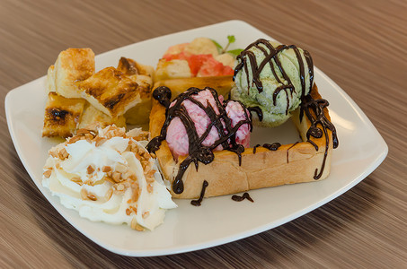 蜂蜜面包和冰淇淋奶油鞭打黄色食物小吃甜点早餐营养美食棕色背景图片