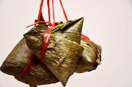 传统自制的中国大米袋粽子红色食物团体水饺庆典猪肉节日树叶背景图片