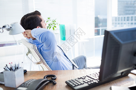 双手放脑后办公室服务台深思熟虑的商务人士创造性男性领带思维商务电子衬衫桌子电话键盘背景