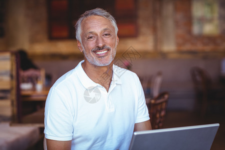 快乐的人用他的笔记本电脑咖啡馆活动服装行业微笑咖啡屋休闲食品闲暇技术背景图片