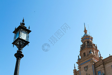 西班牙广场的灯柱和塔台背景图片