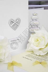 结婚庆贺卡和婚礼仪式的脚本誓言结婚日静物白卡背景图片