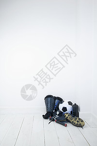 足球设备 靴子 短板 脚球 水瓶和巴足球鞋空间房间皮革地板护腿板木地板类型白色背景图片