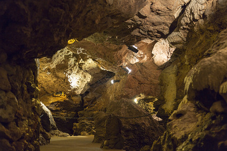 带灯光的洞穴系统Lit背景图片