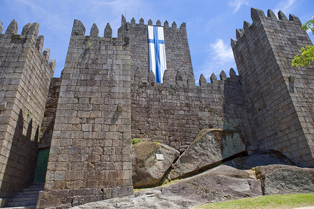 Guimaraes城堡地标公园品牌国王堡垒考古学多云遗产纪念碑吸引力背景图片