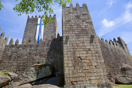 Guimaraes城堡考古学吸引力历史遗产堡垒地标建筑多云羊皮纸国王背景图片