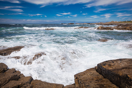 Quiberon半岛西侧的海滩悬崖海岸线海洋海岸海浪岩石支撑背景图片