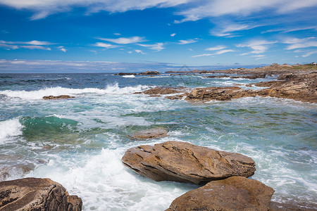 Quiberon半岛西侧的支撑海洋海岸线岩石海浪海岸悬崖海滩背景图片