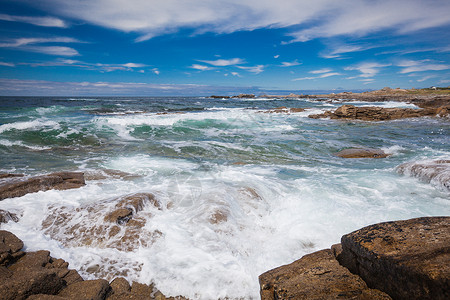 Quiberon半岛西侧的海浪支撑岩石海洋海岸线海滩悬崖海岸背景图片