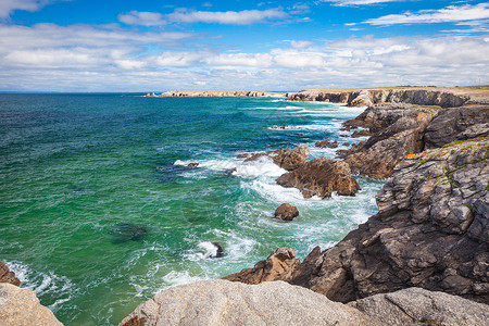 Quiberon半岛西侧的悬崖岩石海浪海岸海洋支撑海岸线海滩背景图片