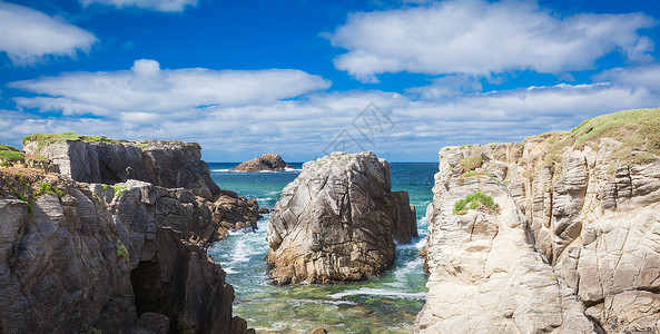 Quiberon半岛西侧的海岸线悬崖岩石海岸海浪海滩支撑海洋背景图片