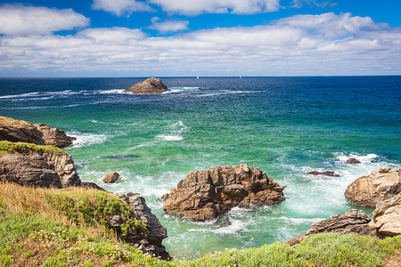 Quiberon半岛西侧的悬崖海岸海滩海岸线海洋海浪支撑岩石背景图片