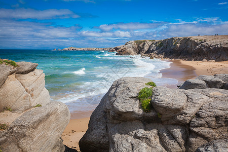 Quiberon半岛西侧的海岸线支撑悬崖海滩海岸岩石海浪海洋背景图片