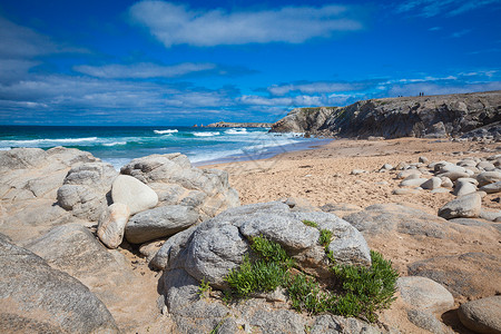 Quiberon半岛西侧的海浪海岸线海滩海洋岩石悬崖海岸支撑背景图片