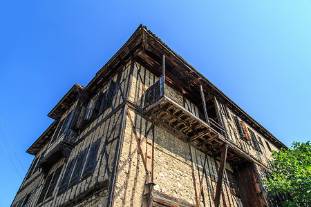 被遗弃的旧屋房子建筑石墙蓝色阳光天空环境晴天石头历史背景图片