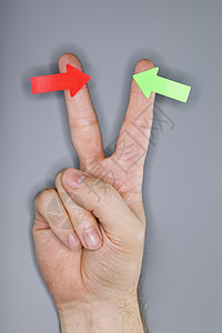 箭头概念手指贴纸绿色红色碰撞背景图片