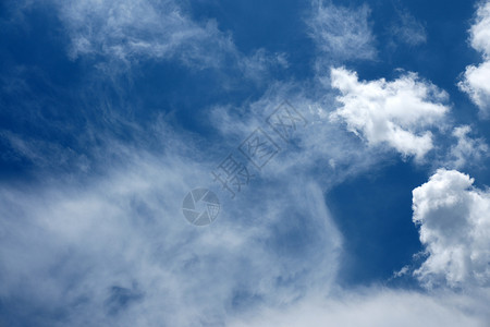 北清迈市蓝天下着美丽的雨云下雨蓝色沉淀云景季节天蓝色云雾积雨晴天气候背景图片