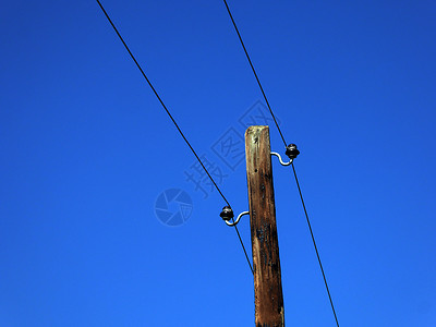 农村地区的木电杆背景图片