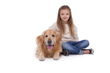 女孩坐在宠物狗旁边背景图片