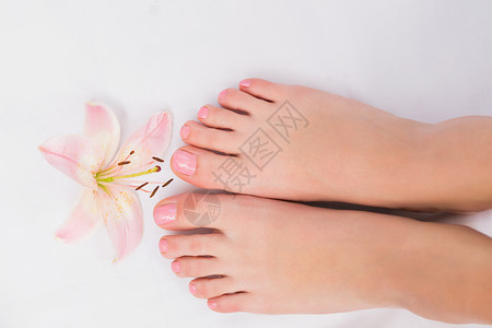 修脚后的女性脚治疗指甲油指甲粉色顾客毛巾美容院美甲美容脚趾背景图片