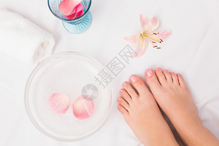 修脚后的女性脚指甲油粉色治疗美容美容院指甲分隔板脚趾毛巾顾客背景图片