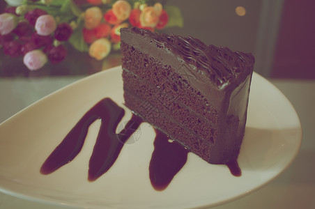 古董风格的暗巧克力蛋糕块背景图片